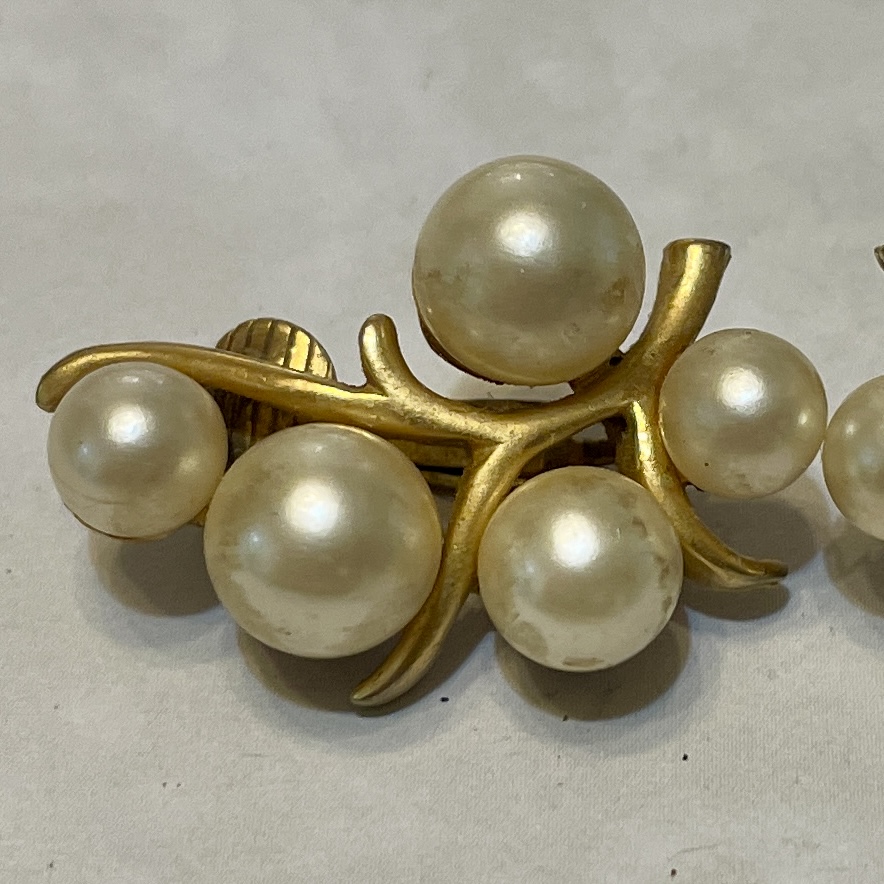 Vintage gold brooch with faux pearl cluster