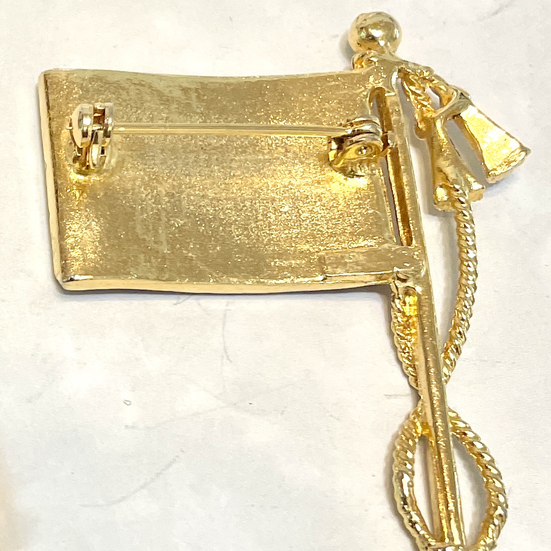 Back of gold rectangular brooch pin