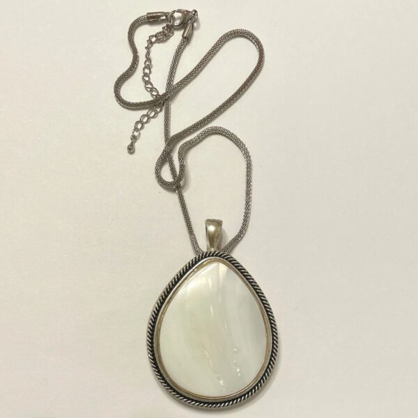 Stylish mother-of-pearl silver necklace