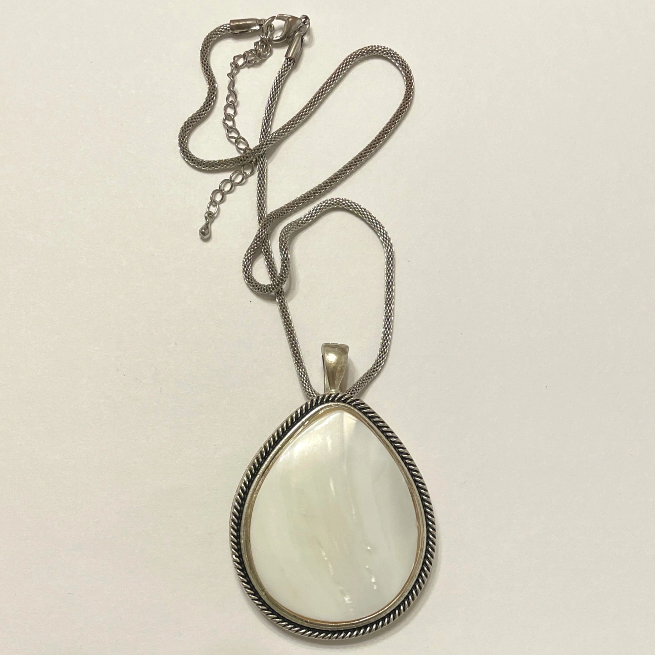 Stylish mother-of-pearl silver necklace