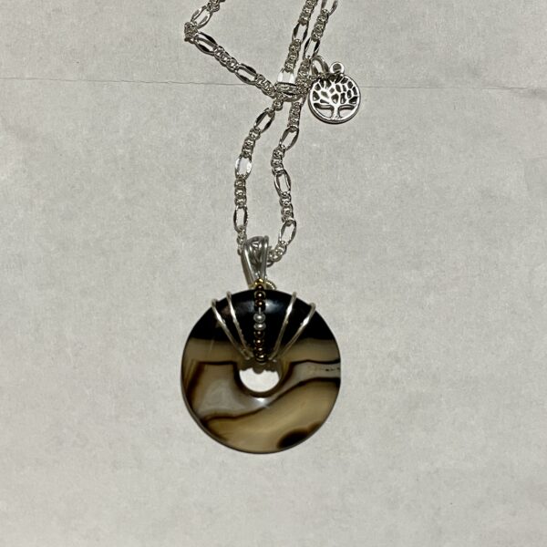 Stylish agate donut pendant necklace