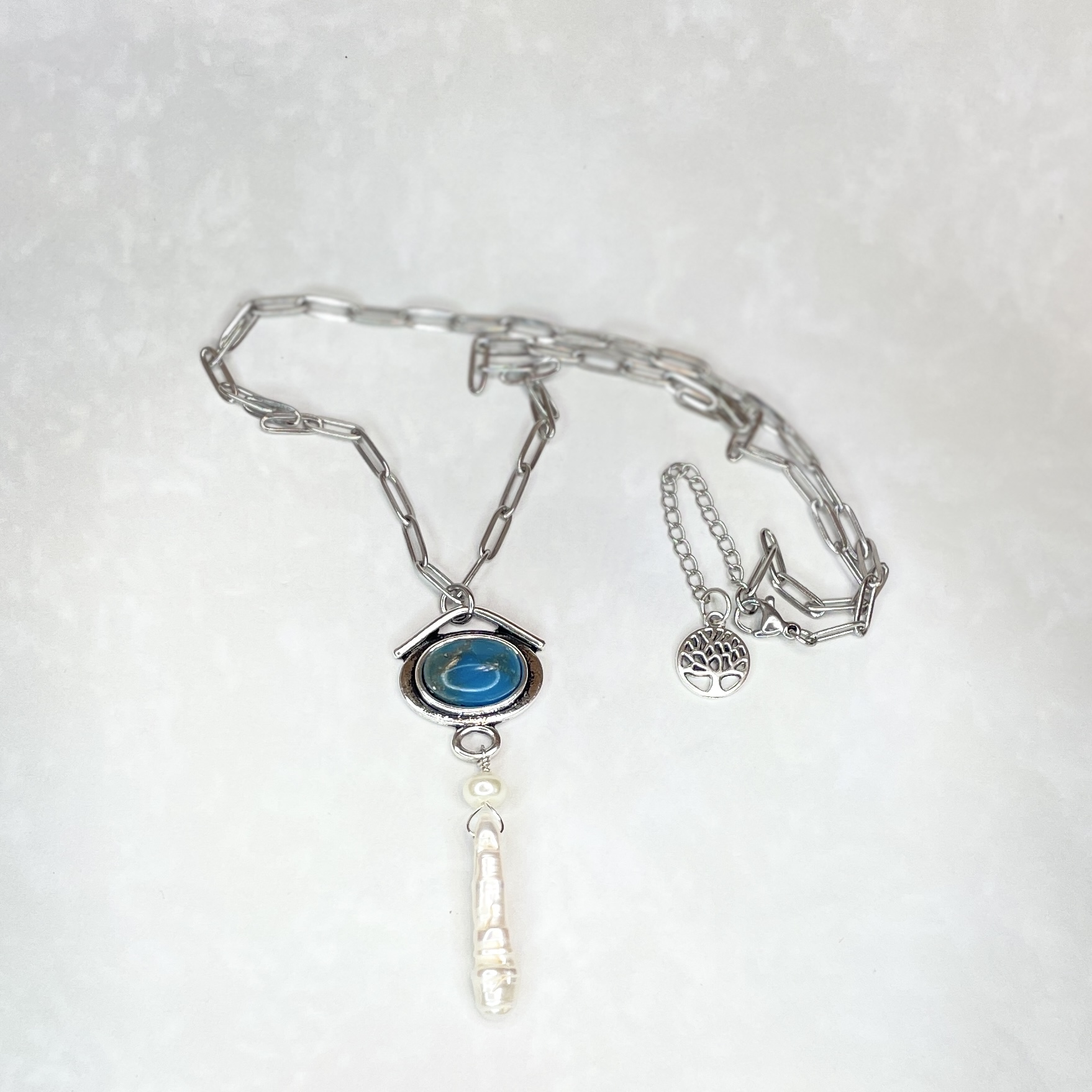 Elegant chain necklace with turquoise stone
