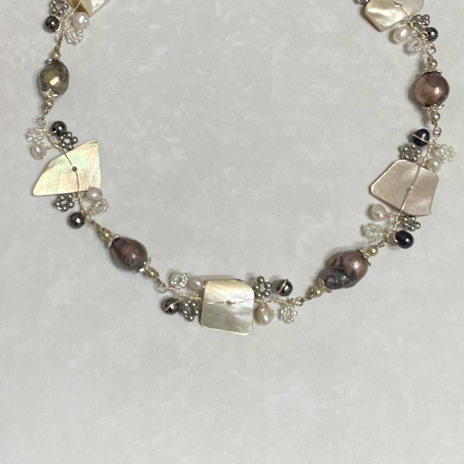 Stylish beaded necklace with mother-of-pearl