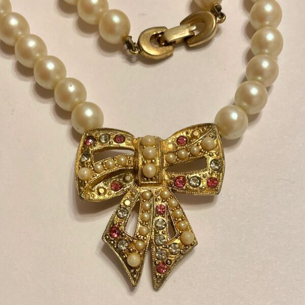 Pearl necklace with jeweled bow pendant