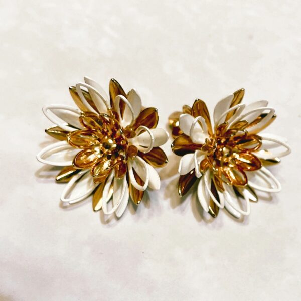 Charming floral earrings in gold and white