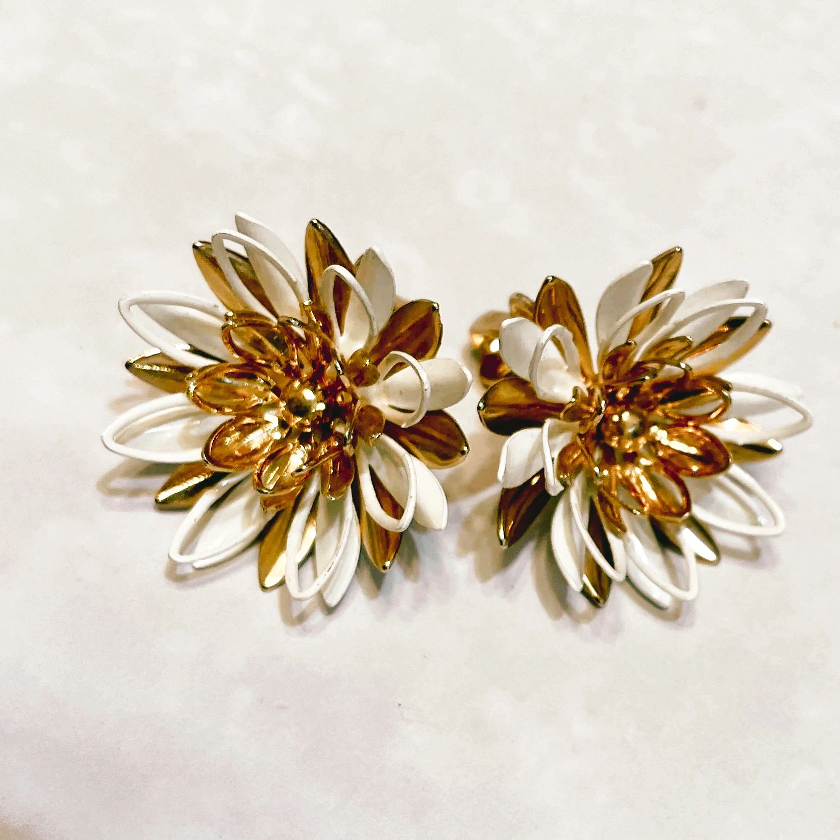 Charming floral earrings in gold and white