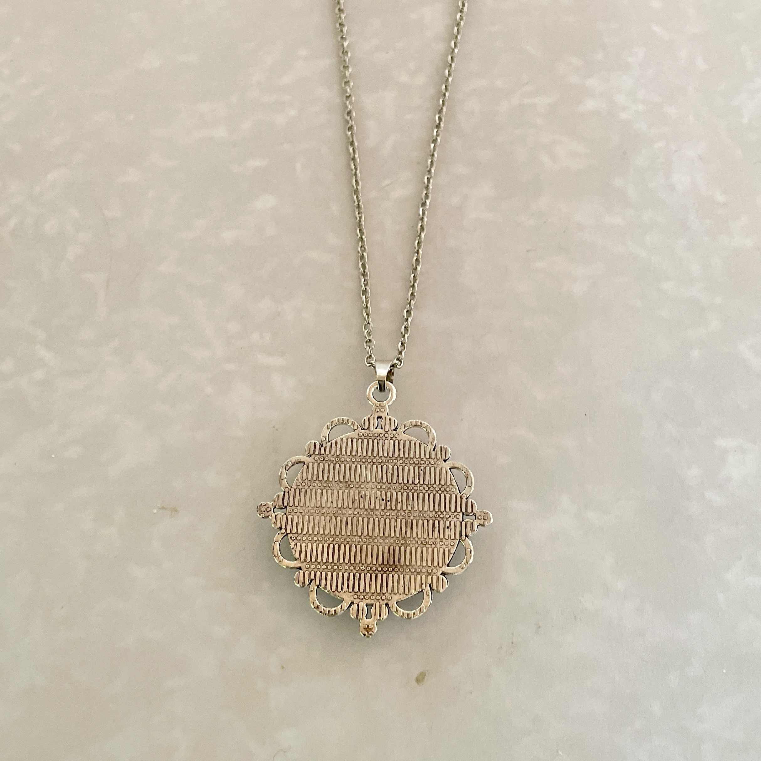 Gold scalloped filigree pendant necklace
